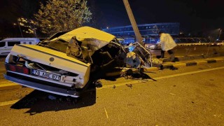 Alkollü ve ehliyetsiz sürücünün Tofaşla yaptığı hız aydınlatma direğinde bitti