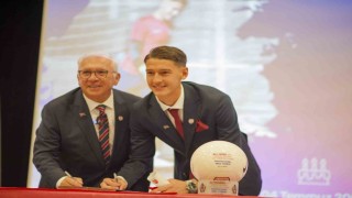 Altınordudan genç sporculara imza ve yemin töreni