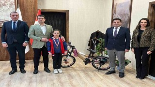 Altıntaş Kaymakamı Güdek, resim yarışmasında Türkiye birincisi öğrenciyi kabul etti