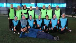 Alyazmalı kadınlar, çocuklarını kocalarına bırakıp, yeşil sahada ter döküyorlar