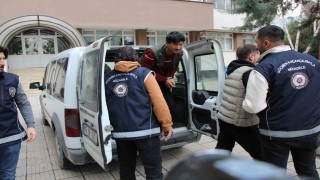 Amasyada durdurulan otomobilden 4 kaçak göçmen çıktı