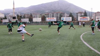 Amasyasporlu futbolcular, maç yaptıkları engelli taraftar Semih ve arkadaşlarını sevindirdi