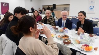 Anadolu Üniversitesi ailesi Engelliler Gününde öğrencilerle yemekte buluştu
