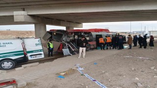 Ankarada belediye otobüsü tırla çarpıştı: 1 ölü, 1 yaralı