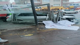 Ankarada otomobil otobüs durağına çarptı: 3 yaralı