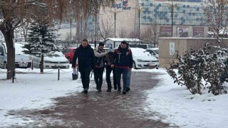 Annesini boğarak, ikiz kardeşini ise tabancayla öldürmüştü, tutuklandı