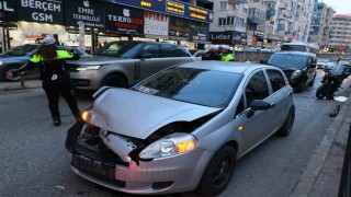Antalyada 3 aracın karıştığı zincirleme kazada 1 kişi yaralandı