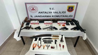 Antalyada jandarmadan ruhsatsız tabanca ve uyuşturucu operasyonu