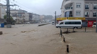 Antalyada sağanak yağmur yollarda ve tarım arazilerinde su baskınlarına sebep oldu