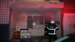 Apartman dairesinde depolanan hurda kağıtlar alev aldı