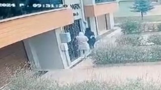Apartmana giremeyen hırsızlık şüphelileri kameraya yakalandı