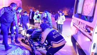Araca çarpmamak için direksiyonu kırdı, refüje çarparak durabildi