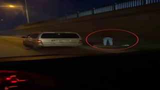 Aracını sağ şeride çekerek namaza durdu