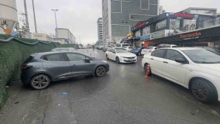 Aracını yolun ortasına park eden sürücü hastane yolunu kapattı