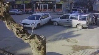 Araçlar çarpıştı, 2'si çocuk 3 kişi yaralandı