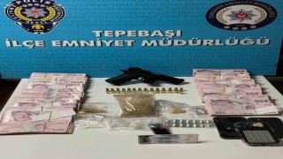 Aranan şahıslara yönelik operasyonda uyuşturucu madde ele geçirildi