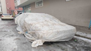 Ardahanda araçlar soğuktan halı ve battaniyelerle korunuyor