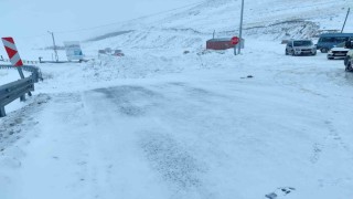 Ardahanda iki kara yolu tipi ve fırtına nedeniyle ağır tonajlı araçlara kapatıldı