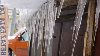 Ardahanda soğukla birlikte çatılarda buz sarkıtları oluştu