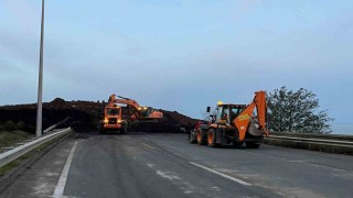 Arhavideki heyelanın ardından yol açma çalışmaları başladı
