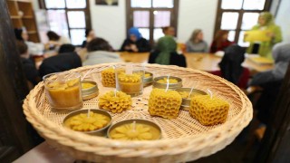 Arıcı kadınlar bal mumunu sanat eserine dönüştürüyor