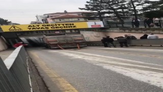 Arifiye alt geçidine bu kez tır sıkıştı