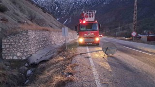 Artvinde otomobil trafik levhasına çarptı: 3 yaralı