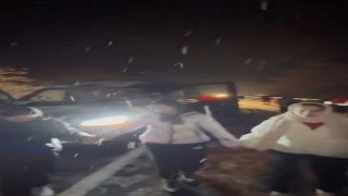 Artvinde yoğun kar yağışı: Trafik durdu, sürücüler horon teperek ısındı