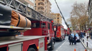 Ataşehirde 8 katlı metruk binanın çatısı alev alev yandı