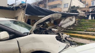 Ataşehirde hafif ticari araç önce eve sonra park halindeki araca çarptı: 3 yaralı