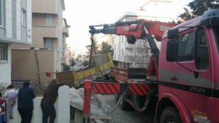 Ataşehirde kum yüklü kamyon yan yattı