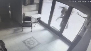 Ataşehirde kuyumcudan çıkan kadının çantasını çalan kapkaççı kamerada
