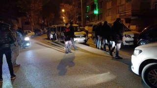 Aynı mahalledeki iki aracı kurşuna tuttular
