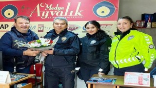 Ayvalık Polisinden engelli gazeteciye nazik jest