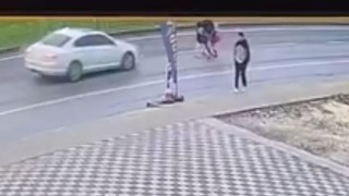 Baba ve iki çocuğunun otomobilin çarpması ile yaralandığı kaza kamerada