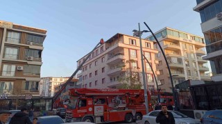 Bacada çıkan yangın çatıya sıçradı