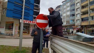 Bafrada trafik bilgi ve işaret levhaları yenileniyor