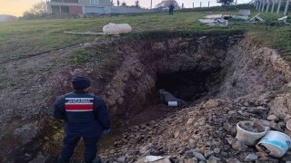 Bağ evinin bahçesinde kaçak kazı ortaya çıktı