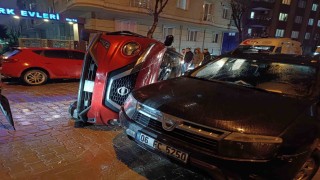 Bahçelievlerde önüne kedi çıkan sürücü iki araca çarptı