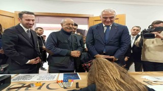 Bakan Ersoya Geleneksel El Sanatları Festivalinde 300 çivi ile yapılan portresi hediye edildi
