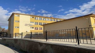 Bakımsız kalan ortaokulun dış cephesi dökülüyor