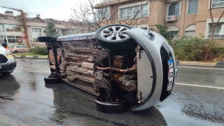 Bakırköyde sürücüsünün kontrolünden çıkan araç yan yattı