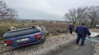 Balıkesirde trafik kazasında araç ters döndü: 1 ölü, 2 yaralı