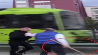 Baltalı yol kavgası kamerada