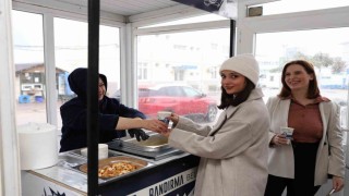 Bandırma Belediyesinden öğrencilere ve personele sıcak çorba ikramı