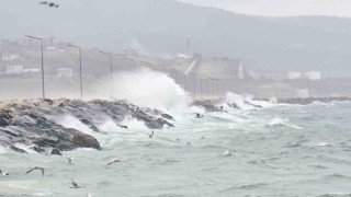 Bandırmada fırtına etkili oldu, dağ kesimleri beyaza büründü