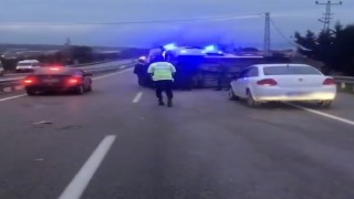 Bariyerlere çarpan işçi servisi yan yattı: 15 yaralı