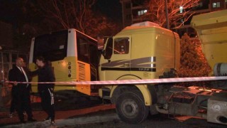 Başakşehirde kontrolden çıkan İETT otobüsü park halindeki kamyona çarptı: 1 yaralı