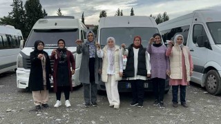 Basılan kornaları ve söylenen sözleri umursamayan kadın servis şoförleri, şefkatle yaklaştıkları öğrencileri güvenle taşıyorlar