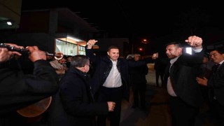 Başkan Ahmet Akın çiftetelli oynadı, asker uğurladı
